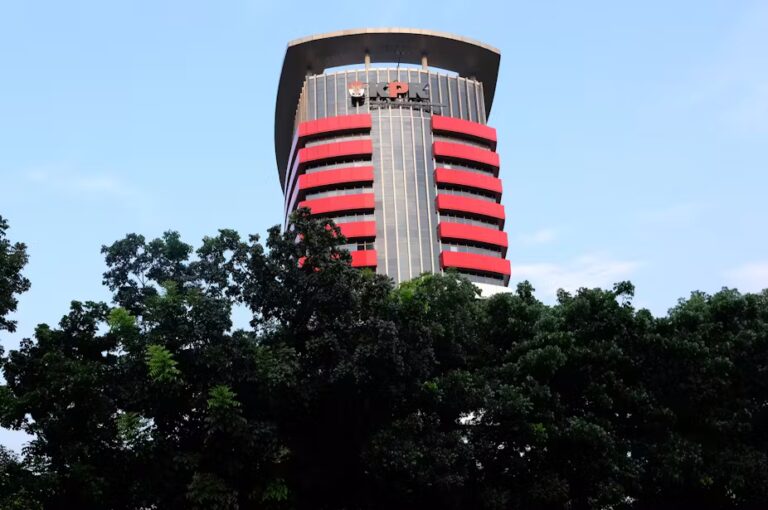 Mengkritisi Pertimbangan MK tentang Perpanjangan Masa Jabatan Pimpinan KPK