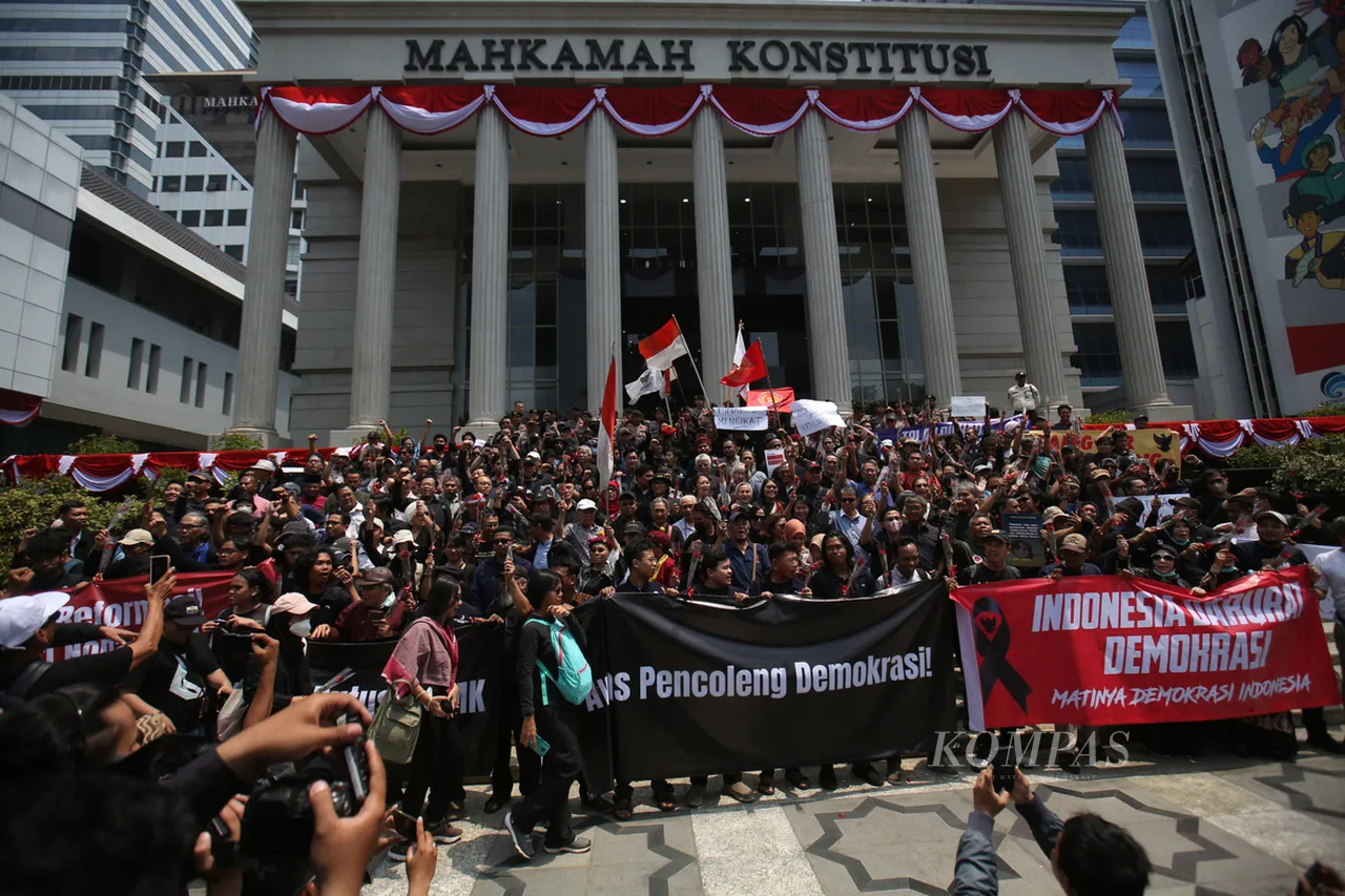 Salah Konsep “Judicial Review” Ada perbedaan mendasar antara substansi Putusan MA dan MK